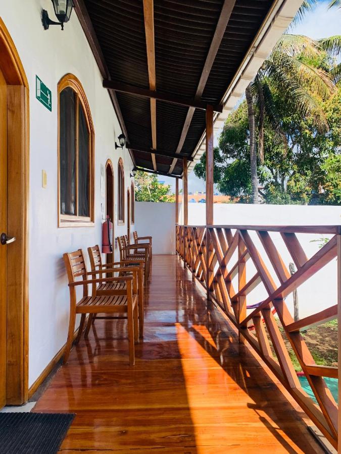 Hostal White House Galapagos Puerto Ayora  Exteriör bild