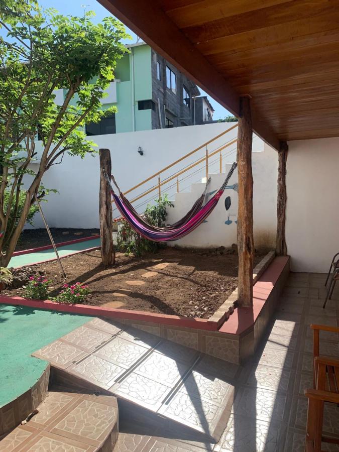 Hostal White House Galapagos Puerto Ayora  Exteriör bild