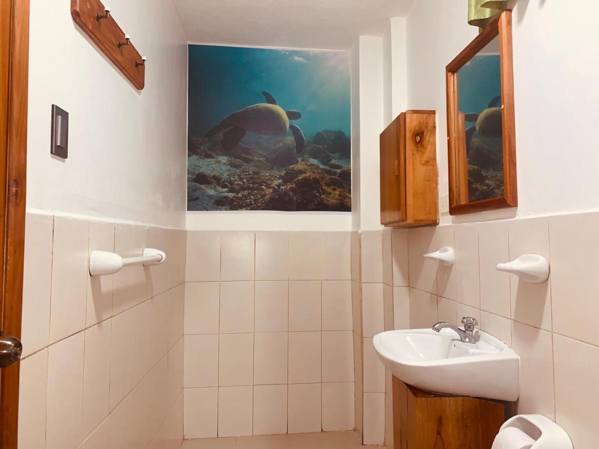 Hostal White House Galapagos Puerto Ayora  Exteriör bild