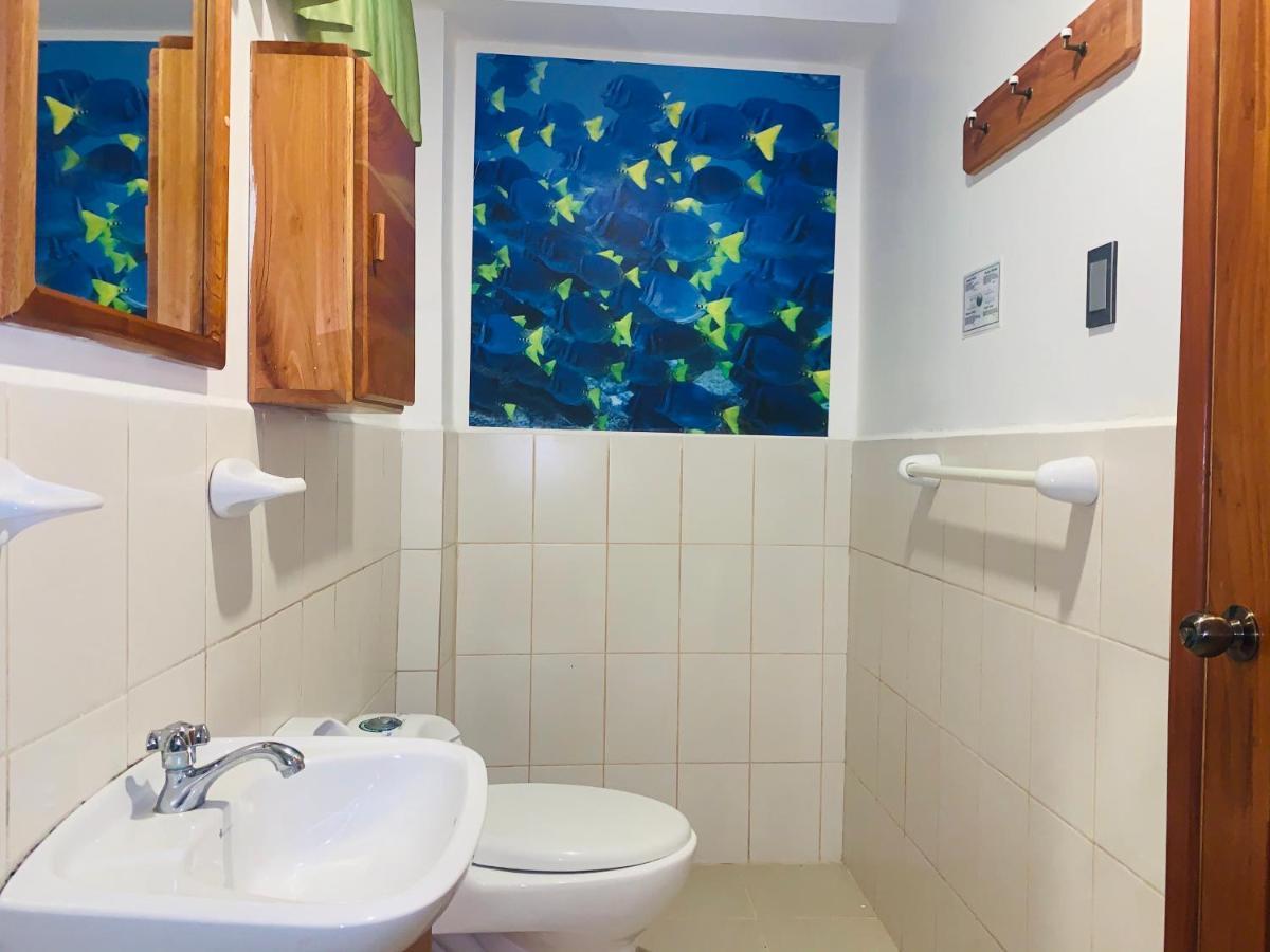 Hostal White House Galapagos Puerto Ayora  Exteriör bild