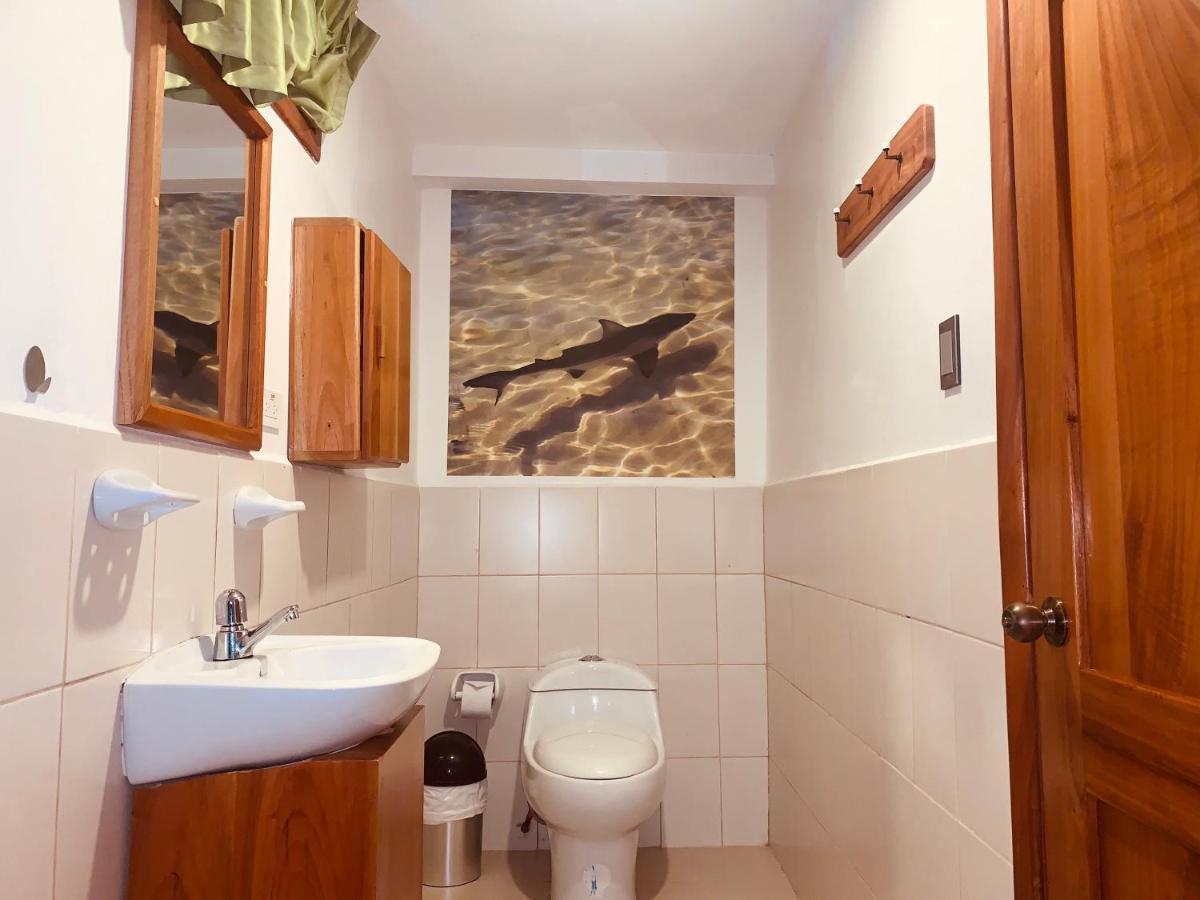 Hostal White House Galapagos Puerto Ayora  Exteriör bild