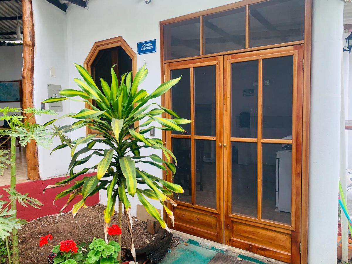 Hostal White House Galapagos Puerto Ayora  Exteriör bild