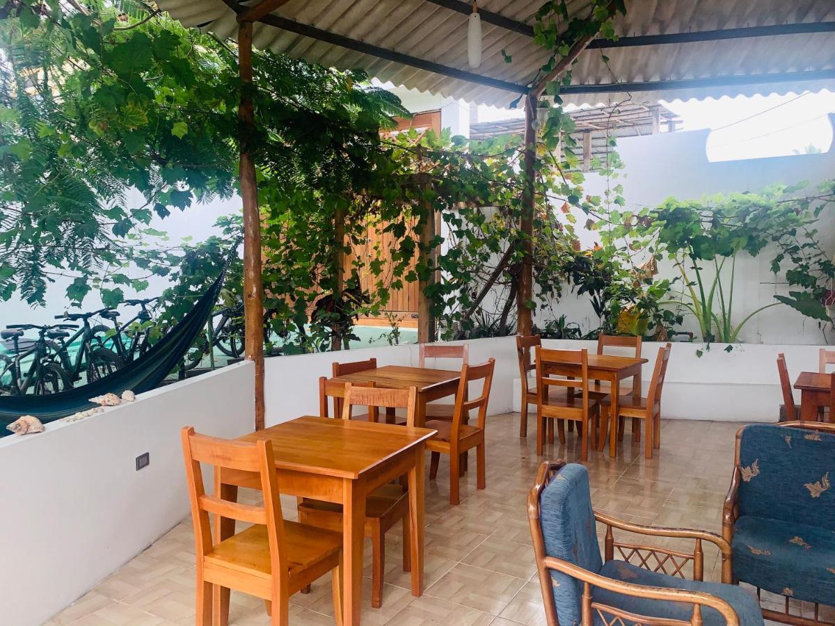 Hostal White House Galapagos Puerto Ayora  Exteriör bild