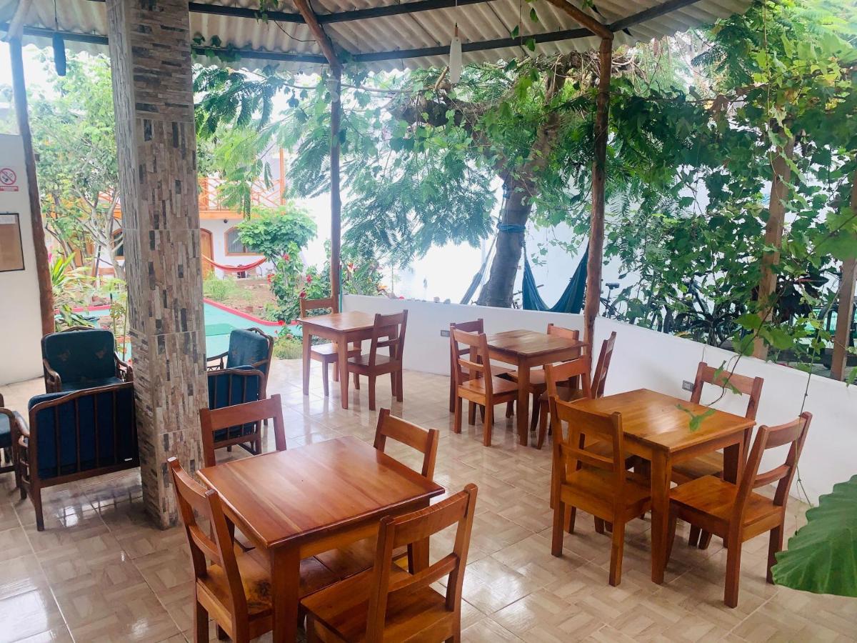 Hostal White House Galapagos Puerto Ayora  Exteriör bild