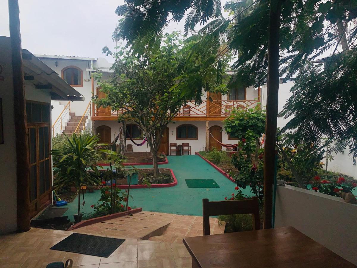 Hostal White House Galapagos Puerto Ayora  Exteriör bild