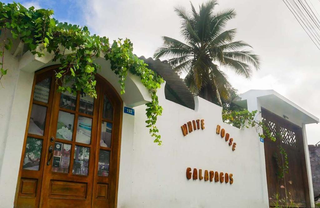 Hostal White House Galapagos Puerto Ayora  Exteriör bild