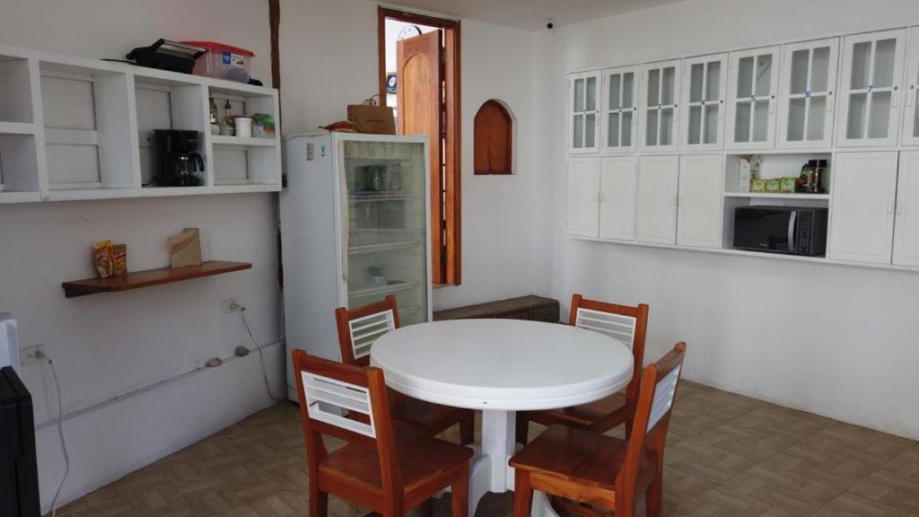 Hostal White House Galapagos Puerto Ayora  Exteriör bild