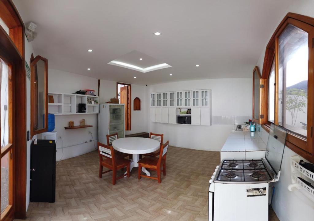 Hostal White House Galapagos Puerto Ayora  Exteriör bild