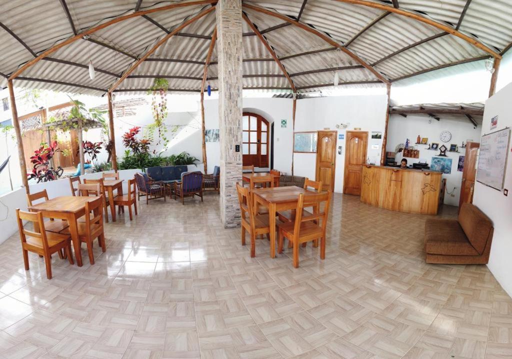 Hostal White House Galapagos Puerto Ayora  Exteriör bild
