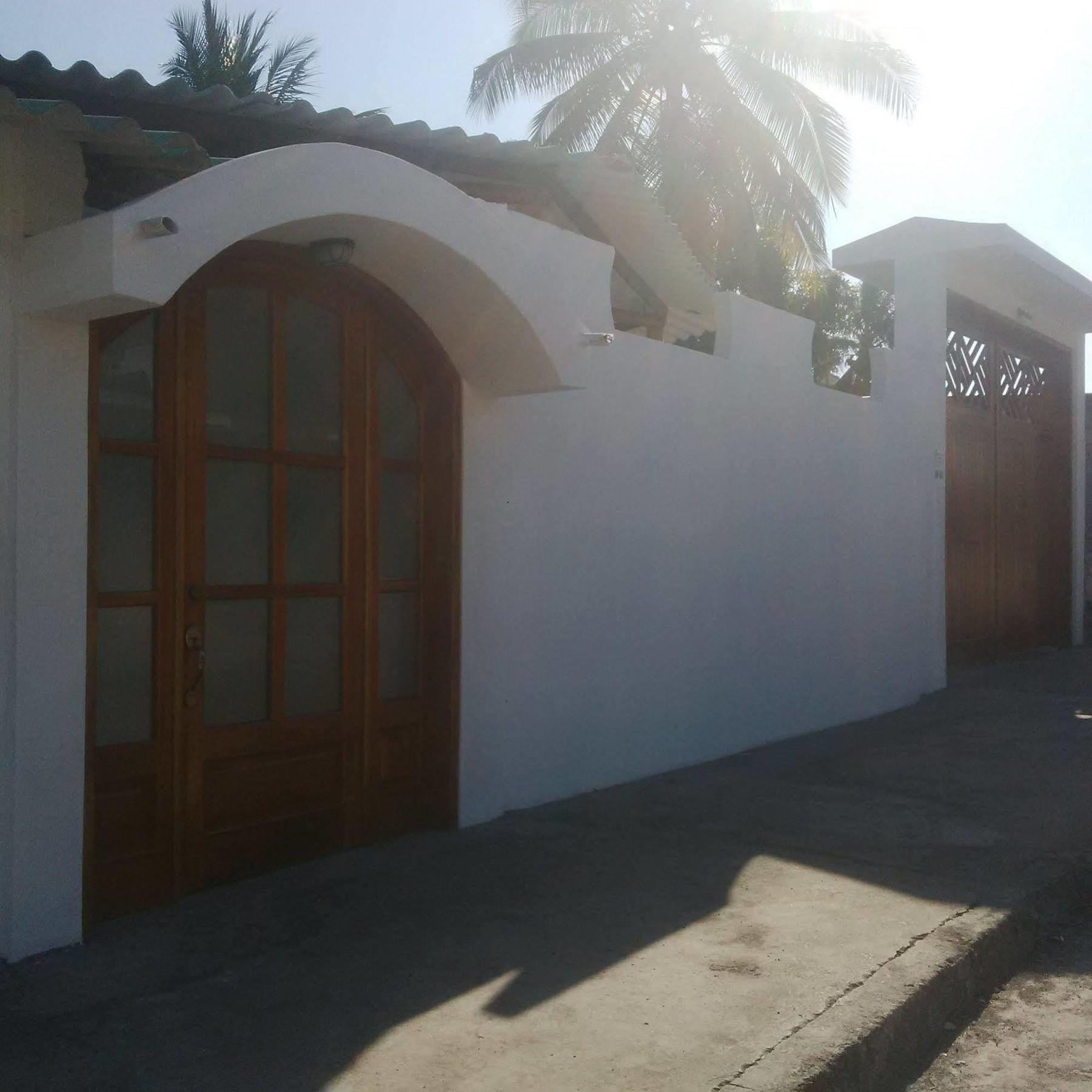 Hostal White House Galapagos Puerto Ayora  Exteriör bild