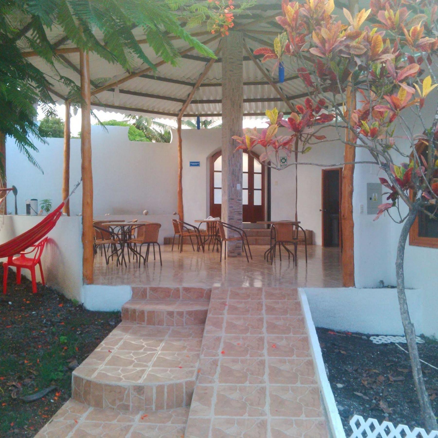 Hostal White House Galapagos Puerto Ayora  Exteriör bild