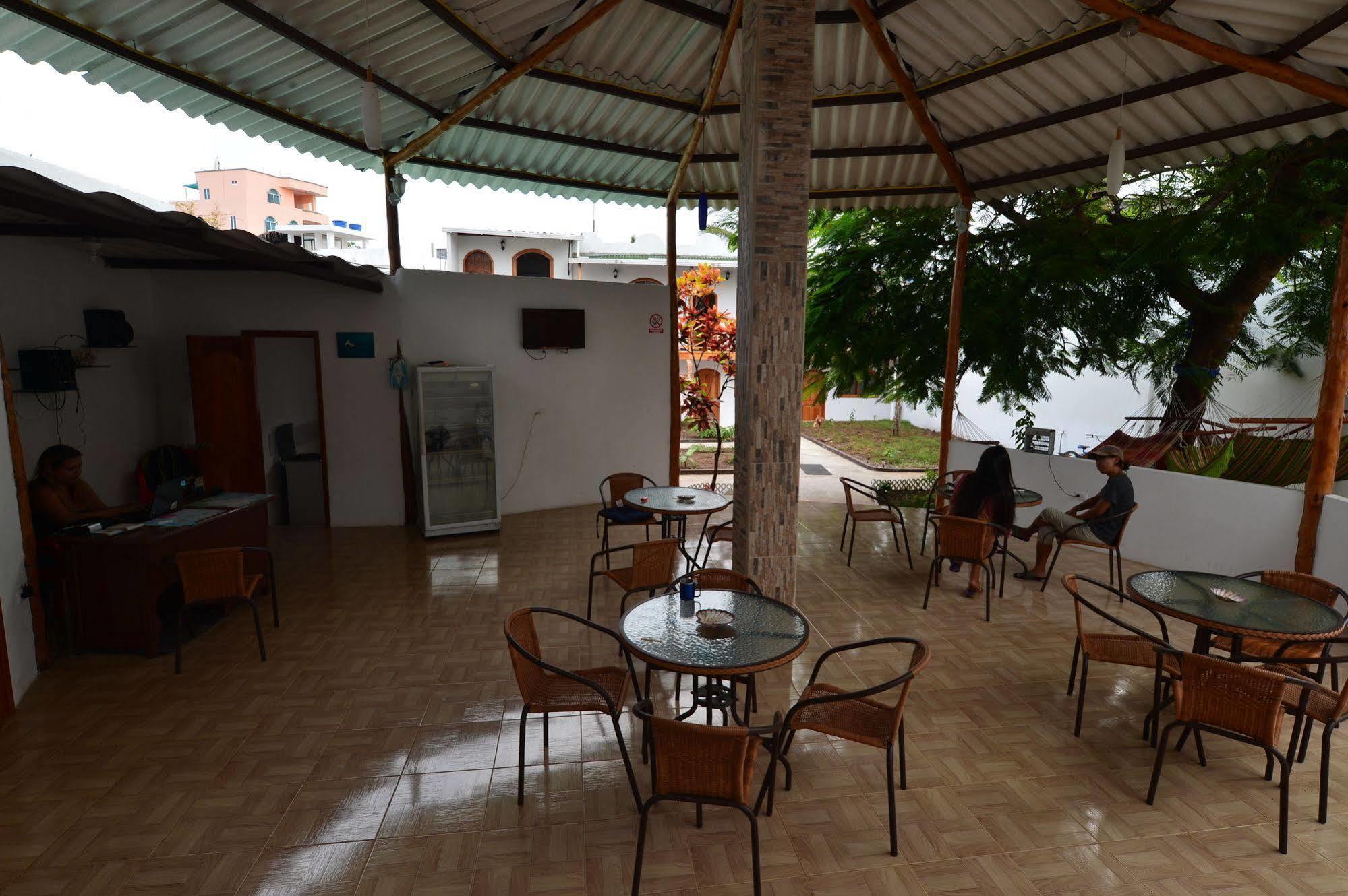 Hostal White House Galapagos Puerto Ayora  Exteriör bild