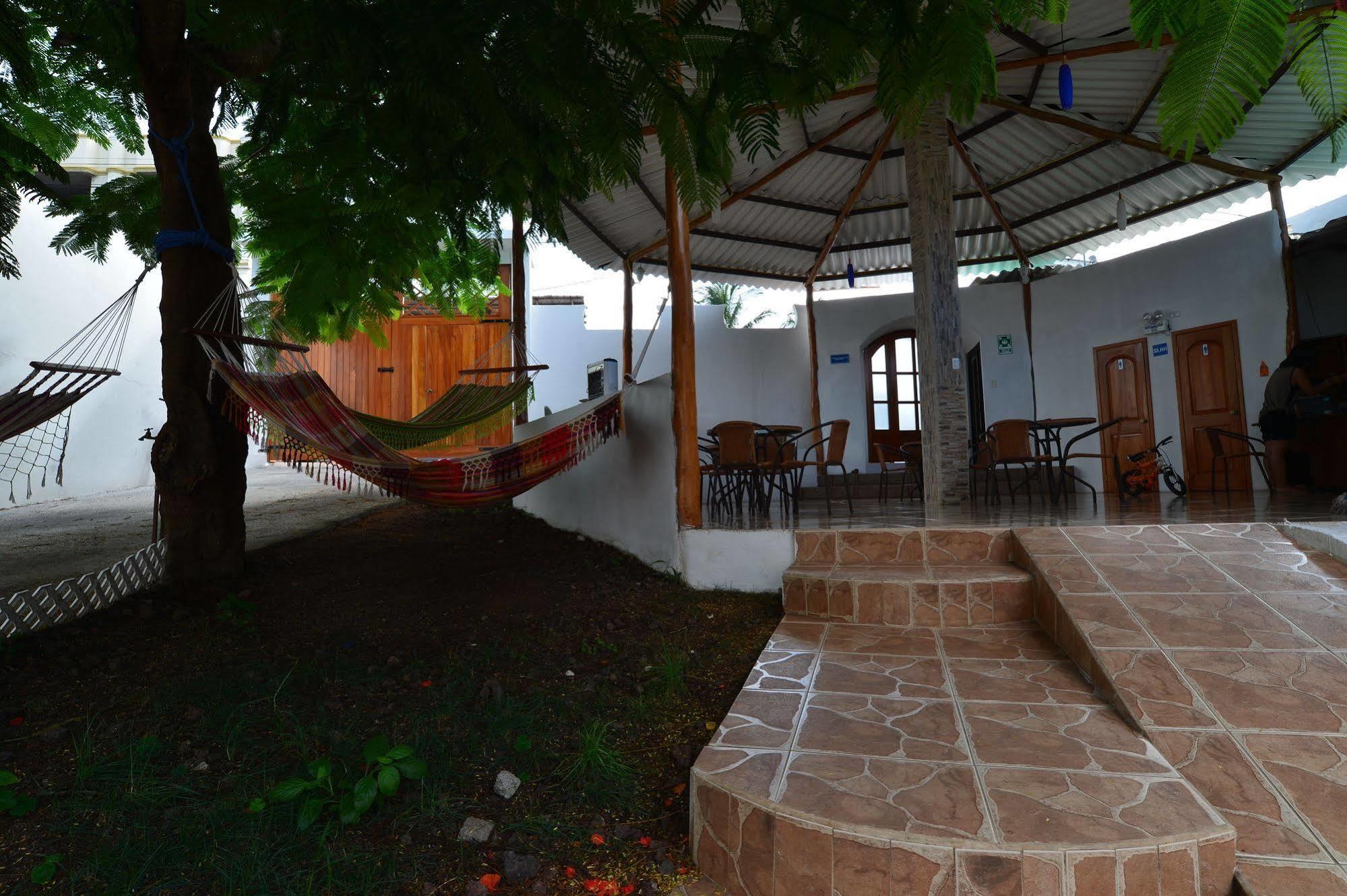 Hostal White House Galapagos Puerto Ayora  Exteriör bild