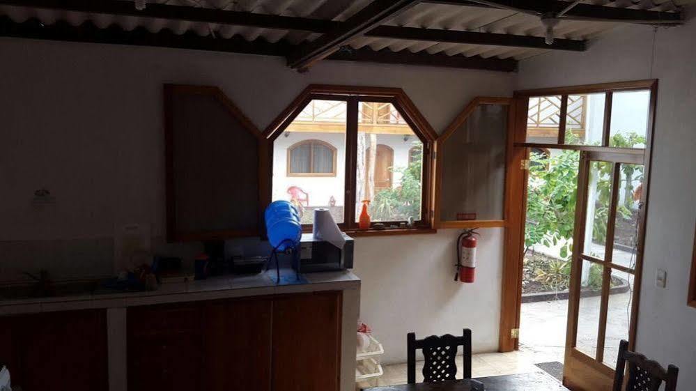 Hostal White House Galapagos Puerto Ayora  Exteriör bild
