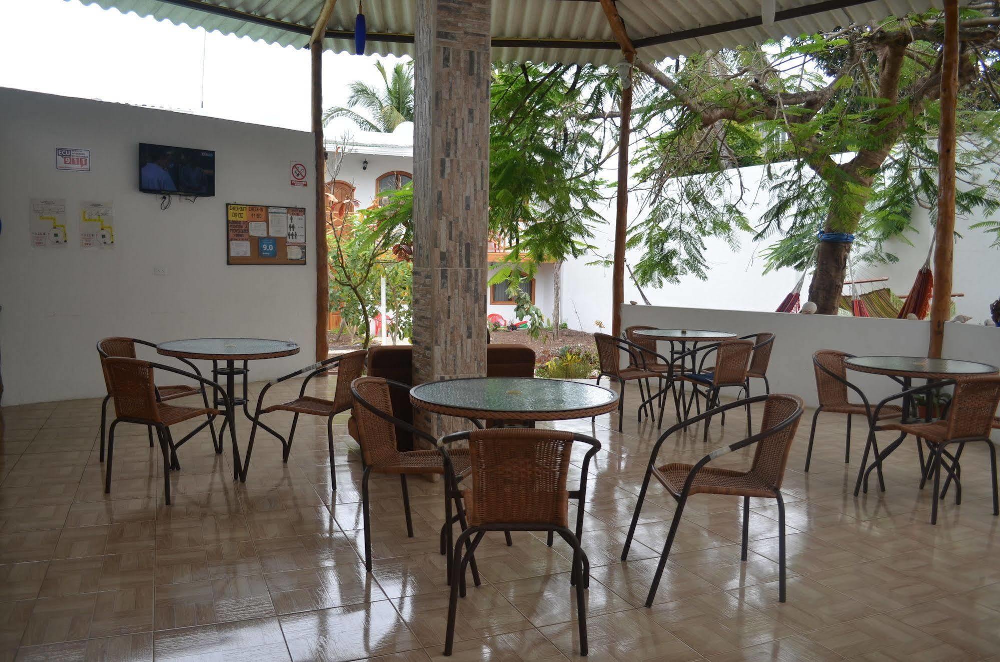 Hostal White House Galapagos Puerto Ayora  Exteriör bild